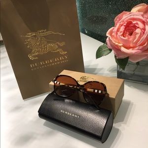 SOLD 👉🏼🅿️🅿️100% Authentic Burberry sunglasses.